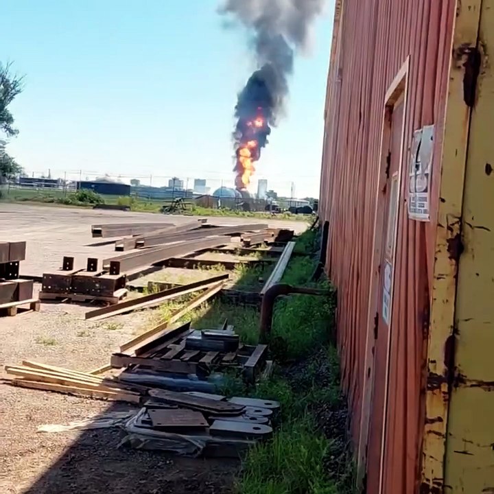 REGARDEZ : Incendie et épaisse fumée à la raffinerie HF Sinclair à Tulsa, Oklahoma 🔥