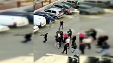 Sokak ortasında başlayan kavga anne terliğiyle son buldu: O anlar kamerada