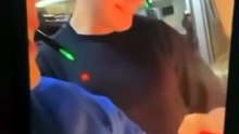 Funcionária do McDonald’s filma-se a colocar batatas na boca… e em pacote