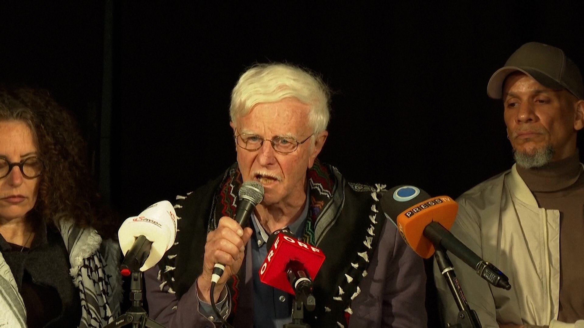 La organizaci�n Solidaridad con Palestina en Austria exigi� este martes la expulsi�n de Israel del Festival de Eurovisi�n durante una rueda de prensa celebrada en Viena, sede de la edici�n de este a�o. Los activistas denunciaron que el certamen musical est� siendo utilizado para "blanquear" la situaci�n en Gaza y acusaron a la organizaci�n del festival de permitir una estrategia de "lavado de imagen a trav�s del arte". 

La activista Irina Vana afirm� que su colectivo aprovechar� la atenci�n medi�tica de Eurovisi�n para denunciar "el desplazamiento forzado, el genocidio y la situaci�n en Palestina". Como parte de las protestas, el grupo prepara un concierto alternativo el pr�ximo 15 de mayo bajo el lema 'No hay escenario para el genocidio', adem�s de una marcha durante la gran final del certamen.

El activista brit�nico-israel� Haim Bresheeth critic� que Rusia fuera apartada de Eurovisi�n por la guerra en Ucrania mientras Israel sigue participando. Tambi�n Patrick Bongola pidi� a los artistas retirarse del festival por "responsabilidad moral". Ante las movilizaciones previstas, Austria ha desplegado un amplio dispositivo de seguridad con apoyo policial de Alemania.