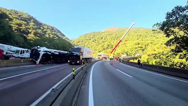 PRF dá detalhes sobre resgate de vítima que morreu após caminhão despencar de penhasco na BR-277