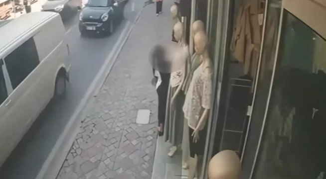 Cansız mankenin üzerindeki kıyafeti giyip gitti!