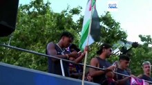 Gwiazda Barcelony Lamine Yamal macha palestyńską flagą podczas fety La Ligi