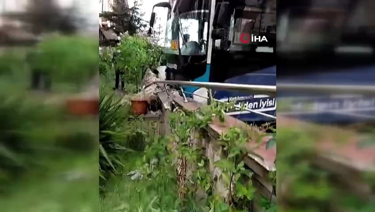 Kontrolden Çıkan Otobüs Apartman Duvarına Çarptı