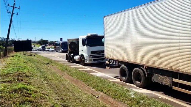Carro e caminhão se envolvem em acidente no mesmo local onde caminhão e utilitário bateram