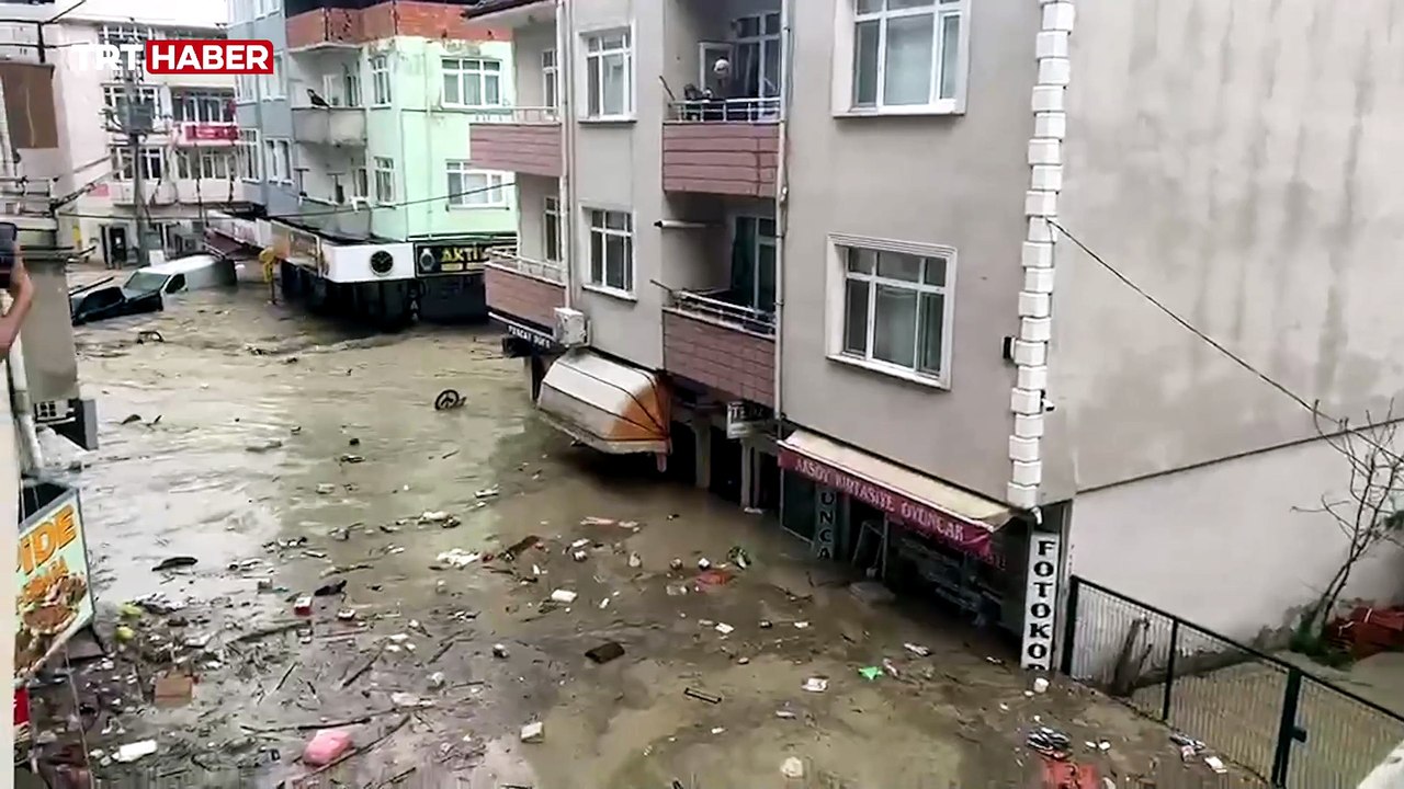 Samsun'da sağanak sele dönüştü: Cadde ve sokaklar sular altında
