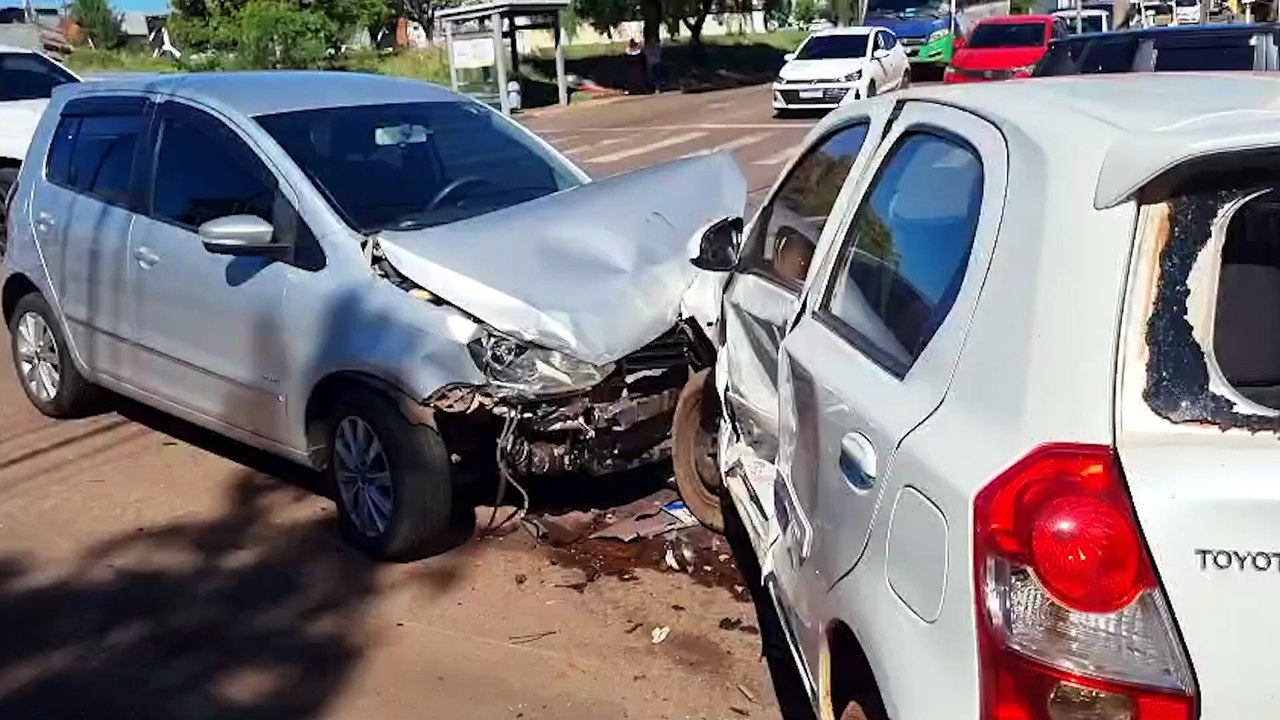 Etios e Fox se envolvem em acidente no bairro Neva em Cascavel