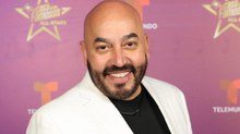 Lupillo Rivera se queda sin sus botas durante presentación, ¿se las robaron?