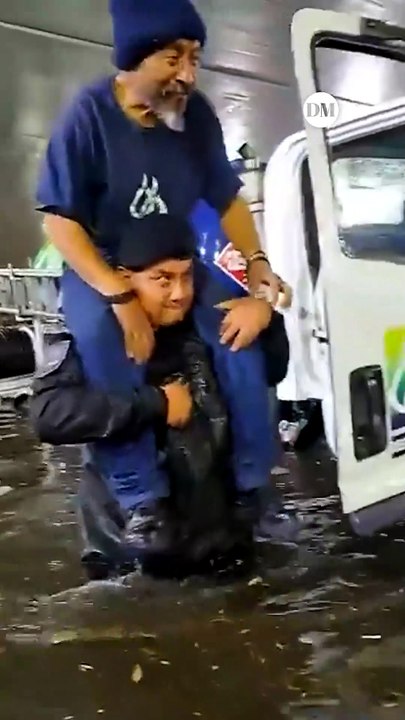 Policía de la CDMX rescata a conductor de pipa atrapado por inundación en Picacho Ajusco