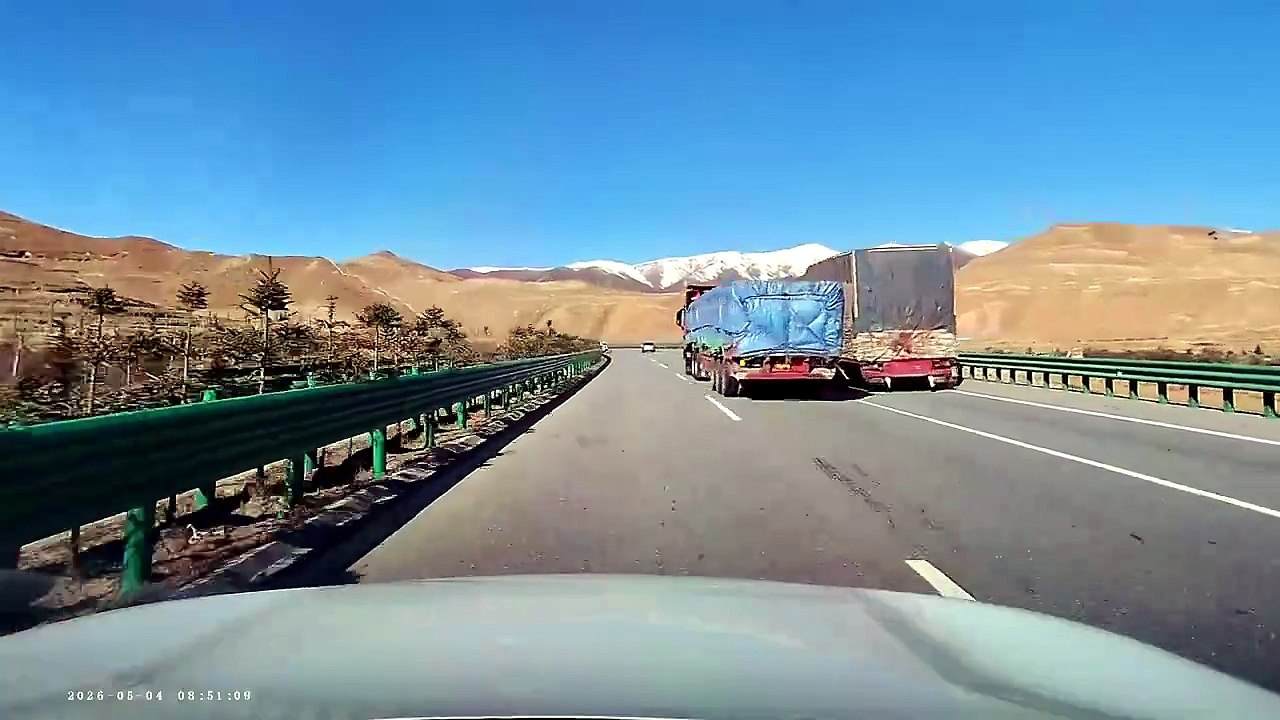 Un chauffeur de camion bloque une voiture qui le double