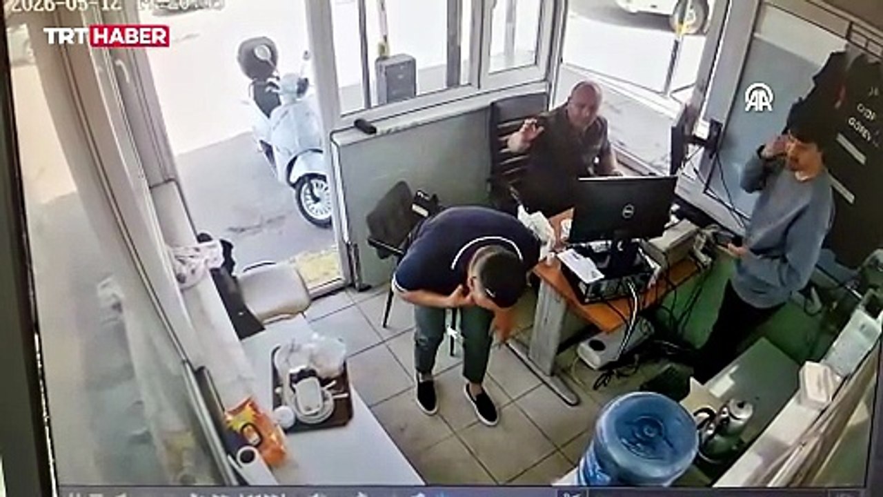 Boğazına yiyecek arkadaşını Heimlich manevrasıyla kurtardı