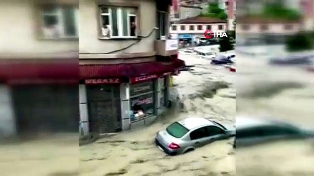Havza’yı sel vurdu: İş yerlerini su bastı, araçlar sürüklendi