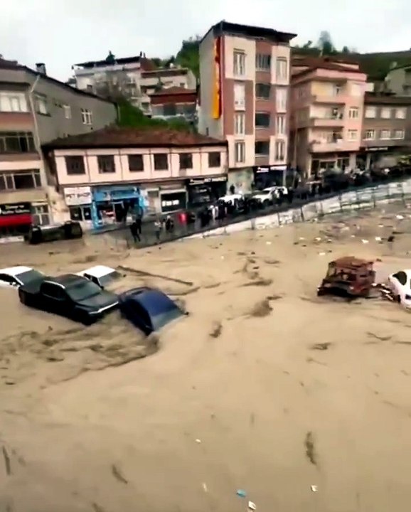 REGARDEZ : 🌊 Inondations terrifiantes après des pluies extrêmes à Samsun, Turquie 🇹🇷
