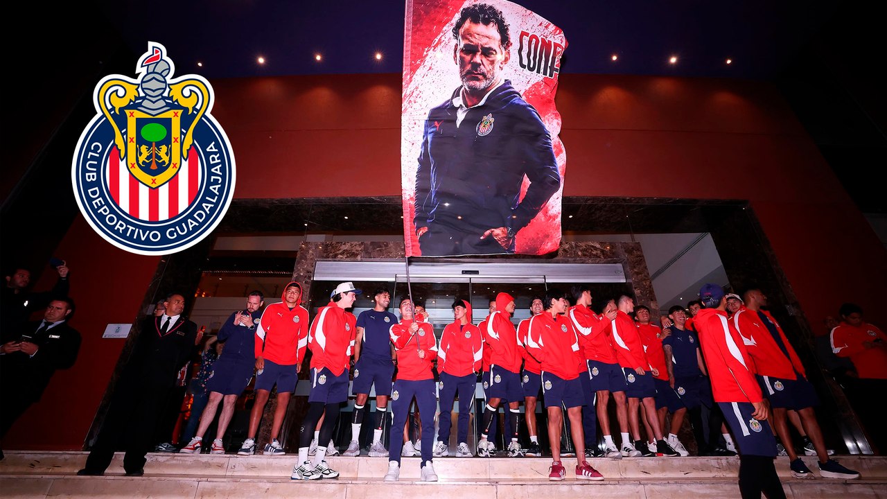 Afición de Chivas recibe con euforia al equipo en CDMX previo a las semifinales con Cruz Azul