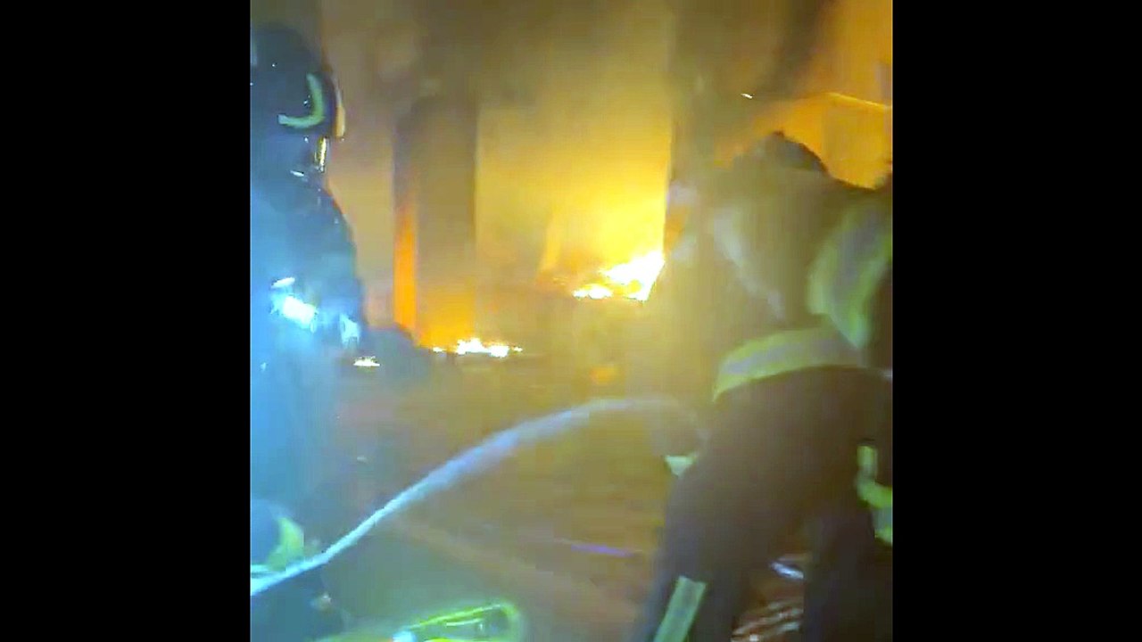 Palazzo a fuoco a Bolzano, le fiamme ardono al piano terra e i vigili entrano in azione