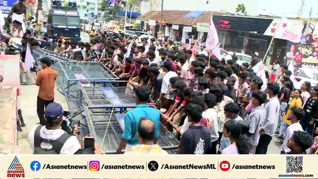 നീറ്റ് പരീക്ഷ ക്രമക്കേടിൽ പാലക്കാട് പോസ്റ്റ് ഓഫീസിലേക്ക് എസ്എഫ്ഐ പ്രതിഷേധം