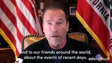 Arnold Schwarzenegger con la spada di Conan contro Trump