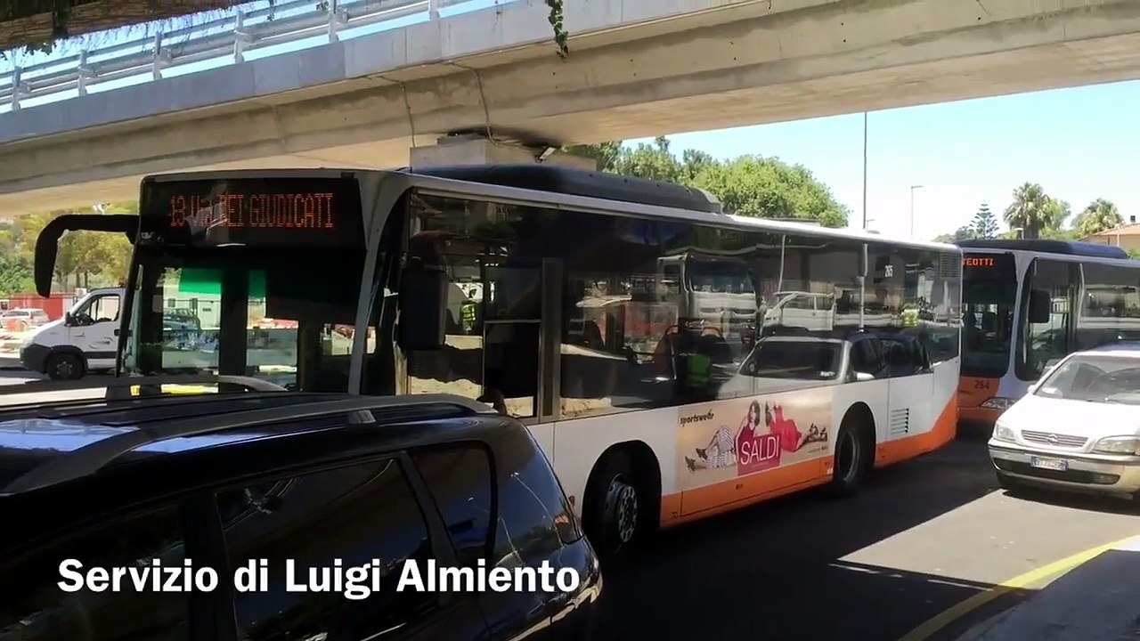 Cagliari, lavori in corso nella rotatoria di via Cadello: traffico in tilt