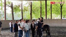 父清馬廄換腦麻兒阿戟騎馬復健！蕭美琴探訪加油 動人父子情曝