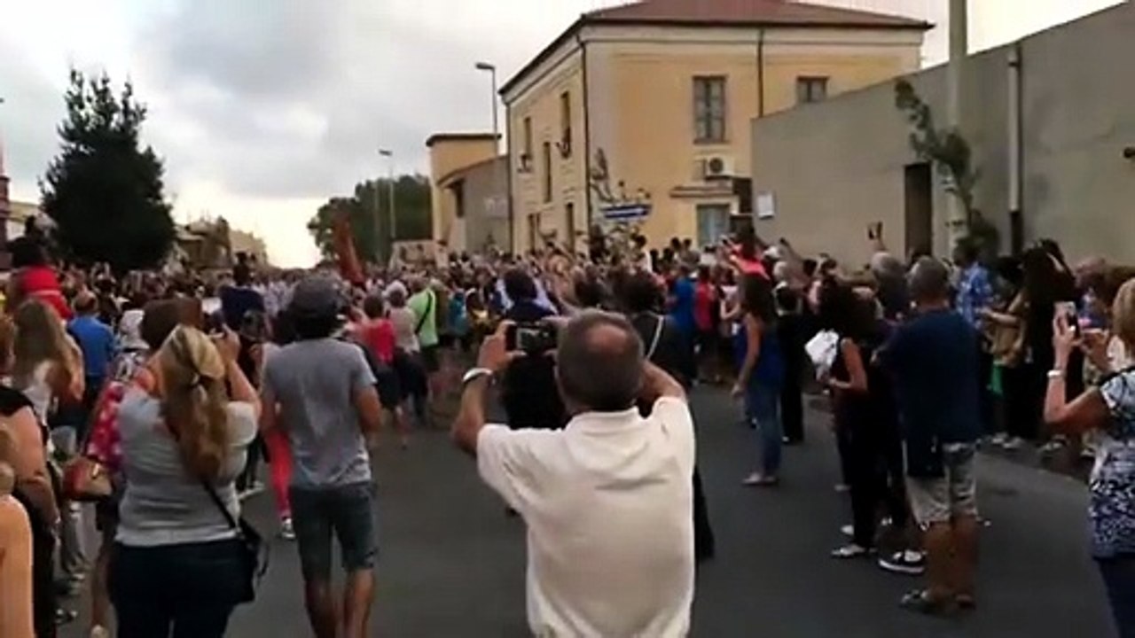 Cabras: ieri in tarda serata 800 scalzi di corsa hanno riaccompagnato il simulacro di San Salvatore dall'omonimo villaggio a Cabras