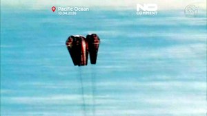 Η στιγμή που η κάψουλα Artemis II προσθαλασσώνεται στον Ειρηνικό