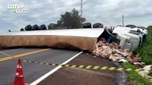 Caminhão tomba e interdita totalmente BR-369 em Ubiratã; não há previsão de liberar a via