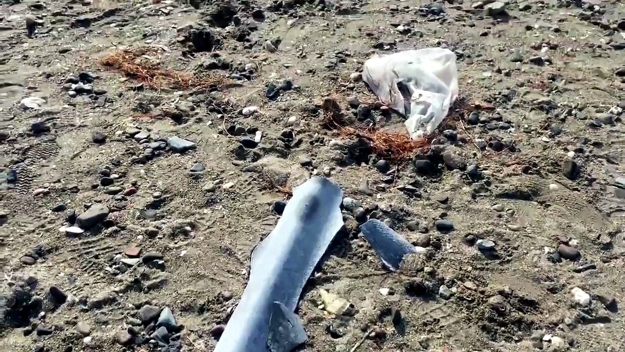 Dopo la mareggiata grossi pezzi di amianto sulla spiaggia del Poetto