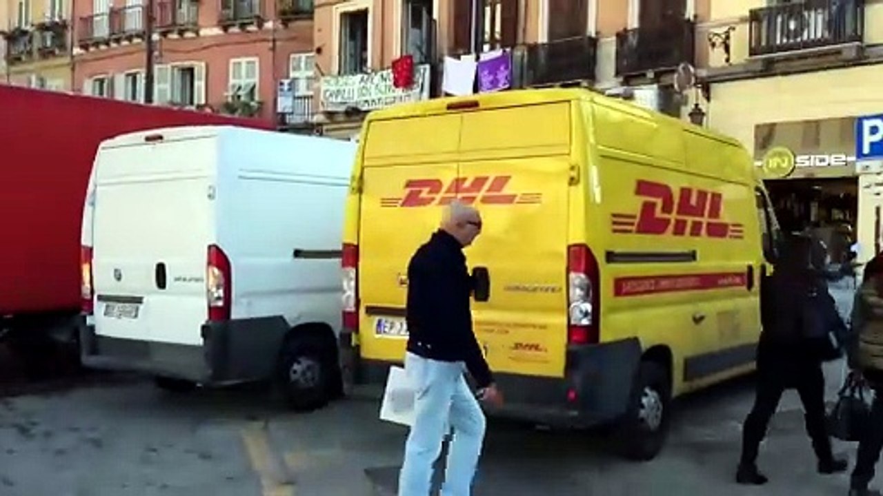 Cagliari, traffico in tilt e parcheggio selvaggio per lo shopping natalizio