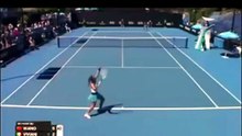 Australian Open, tennista italiana tira la pallina a un raccattapalle: squalificata