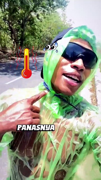 Kreatif atau Nekat? Olahraga Pakai Jas Hujan!