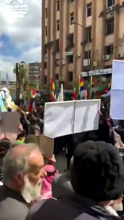 Bir yanda Siyonist paçavrası, bir yanda teröristbaşının bez parçası! Burası Tel Aviv değil Suriye