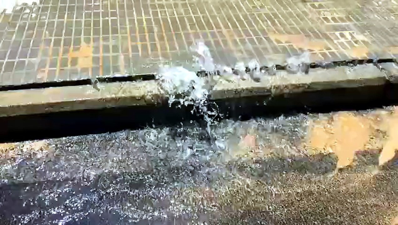 Pirri, grossa perdita d'acqua in via Anassagora