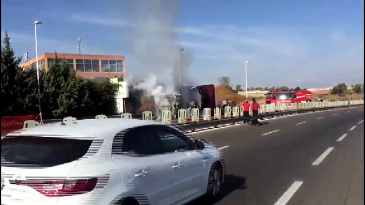 Camion in fiamme sulla 554: traffico in tilt
