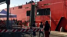 Lo sbarco di 664 migranti a Cagliari