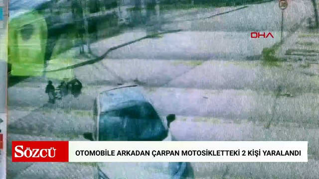 Otomobile arkadan çarpan motosikletteki 2 kişinin yaralandığı kaza kamerada