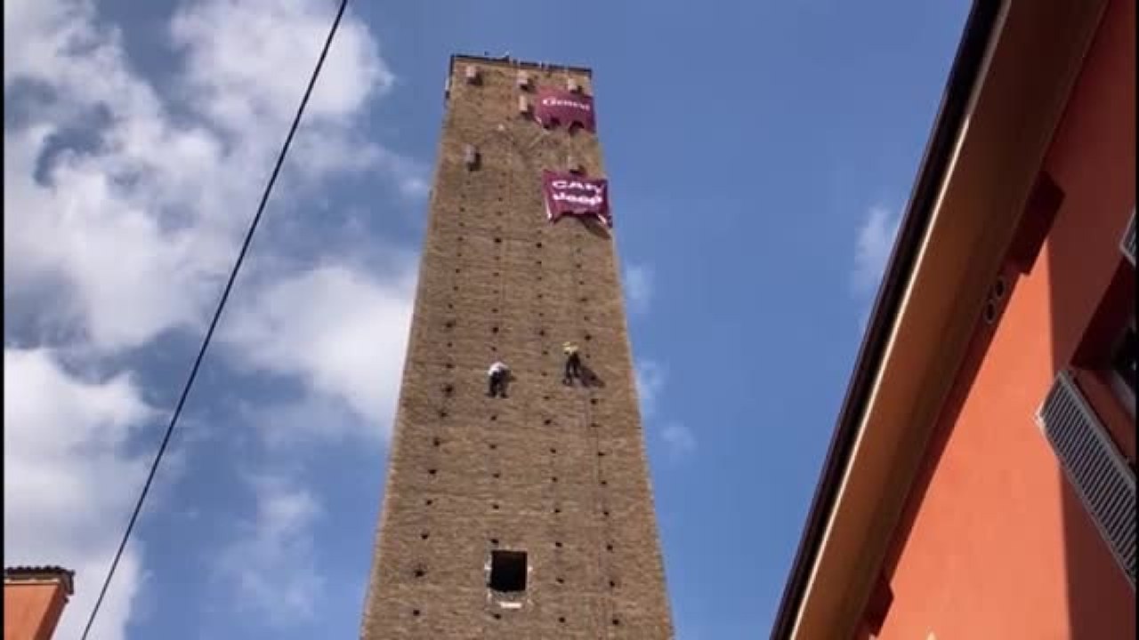 Bologna, scala una torre medievale di 60 metri...