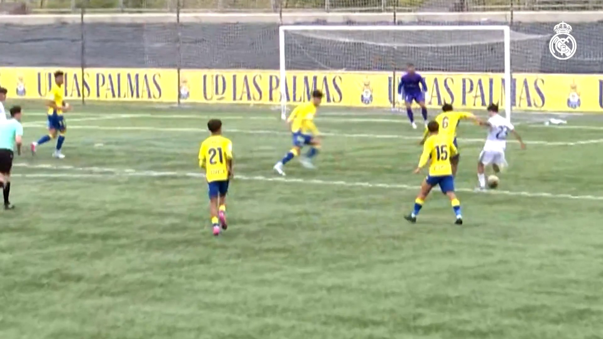 El increíble gol con el exterior que mantiene al Real Madrid C con vida