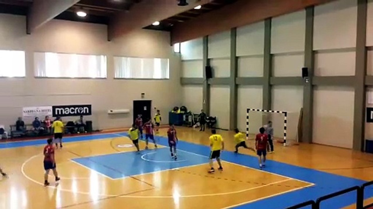 (FOTO E VIDEO IN ALLEGATO) Pallamano A2 maschile, la Raimond Sassari di nuovo sola in vetta. Verdeazzurro e Selargius sconfitte da Crenna e Leno