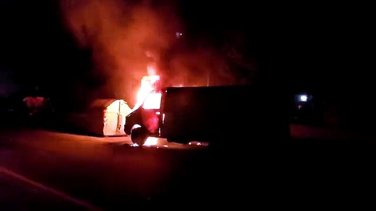 19 04 2018 cagliari via emilia furgone incendiato traffico bloccato per mezz'ora - video giuseppe ungari
