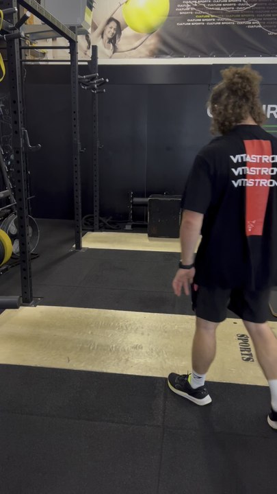 Squatt jump X Pompe Diamand en 3x 15 💪🔥 là ça poque ! Vous faites des circuit souvent ?
