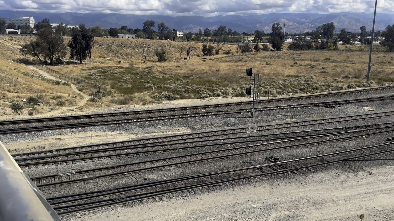 Union Pacific and BNSF 3 Way Meets at West Colton Yard.