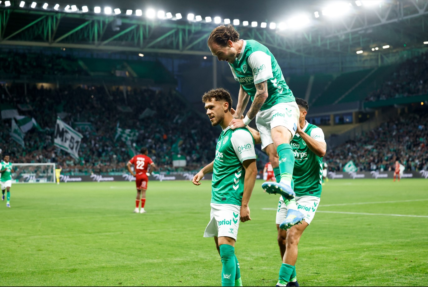 Ligue 2 : Les Verts gardent le cap vers la L1 après leur victoire sur Dunkerque