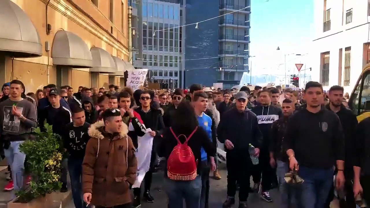 Caglairi, un migliaio di studenti in piazza Solidarietà ai pastori “È in gioco anche il nostro futuro”