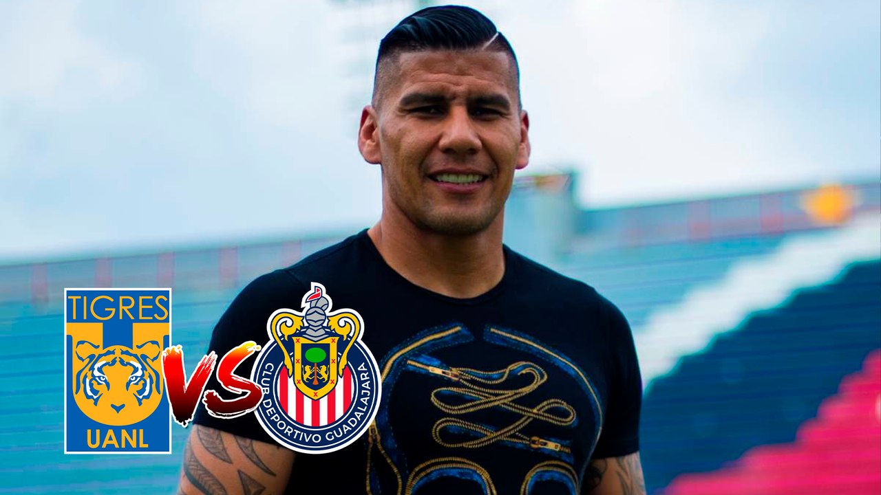 Tigres vs Chivas: Carlos Salcido se hace presente en el Volcán y atiende a los aficionados