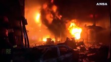 Vasto incendio in Bangladesh, almeno 69 morti