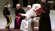 Vaticano, bimbo sale sul palco durante l'udienza generale: il Papa gli dà una sedia