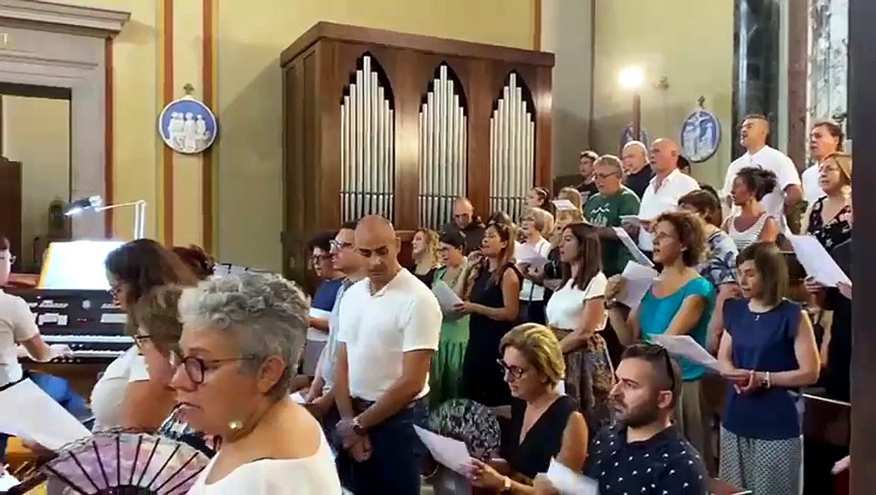 Messa per Michela Murgia a Cabras, chiesa gremita e canti