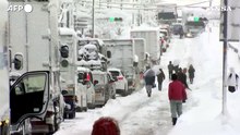 Giappone, nevicata record a Hikone: disagi lungo le strade