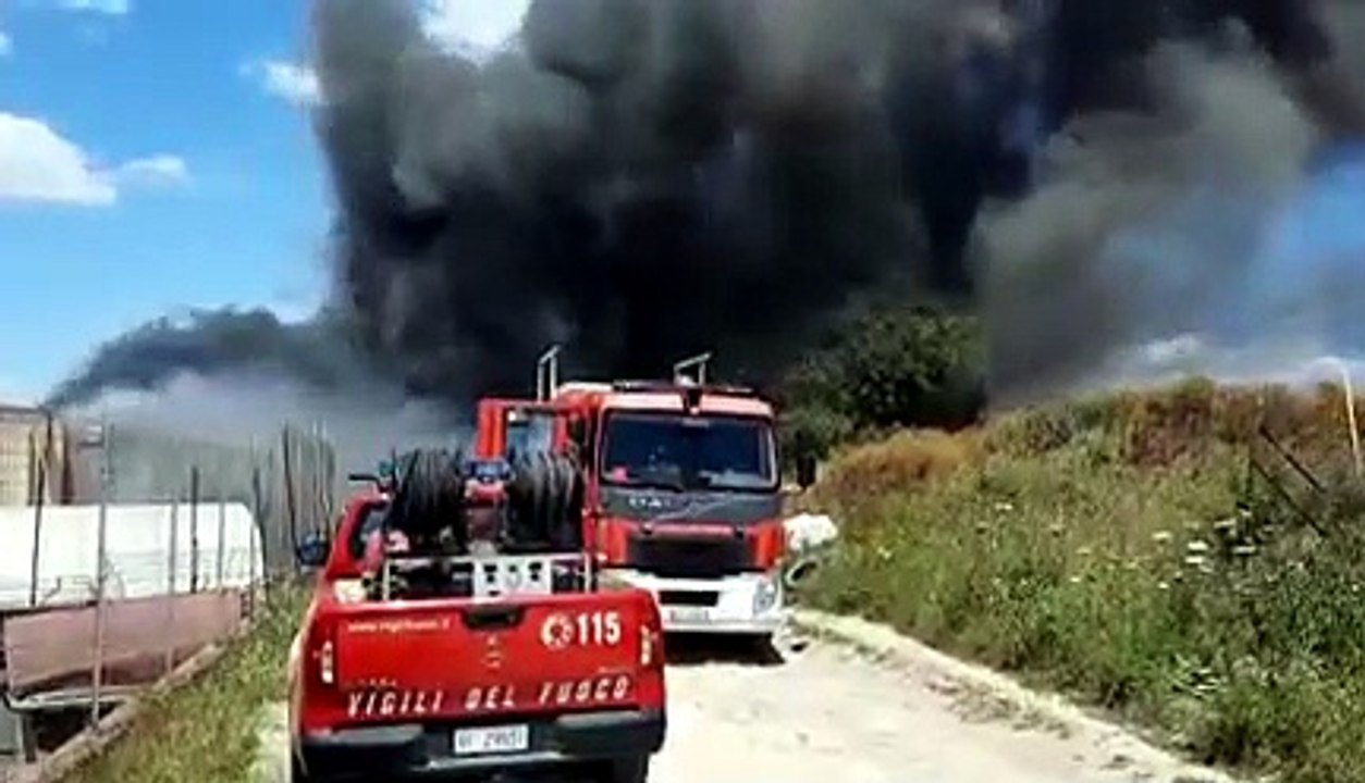 Cagliari, grosso incendio in viale Elmas