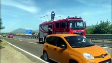 Assalto al portavalori sulla 130, banditi in fuga: auto incendiate